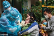 Tầm soát hơn 2,5 triệu dân TPHCM: "Ăn vội bát cơm rồi ôm con đi xét nghiệm"