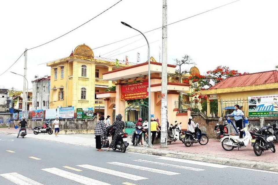 Nam Định: 61 giáo viên, học sinh đi cách ly vì ca dương tính với SARS-CoV-2 - 1 Nam Định: 61 giáo viên, học sinh đi cách ly vì ca dương tính với SARS-CoV-2 - 1