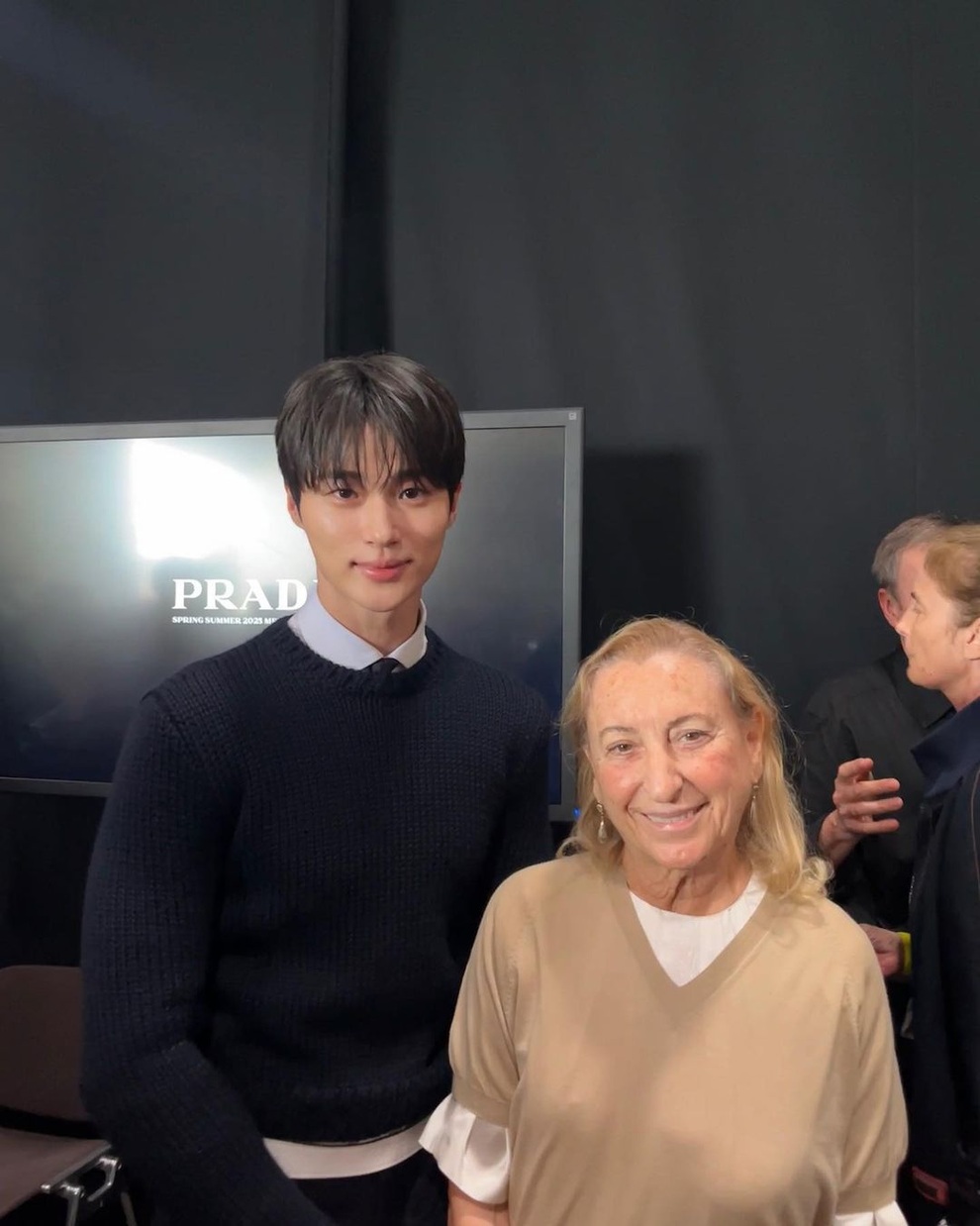 Sao nam Cõng anh mà chạy bất ngờ tham dự show Prada tại Ý - 2 Sao nam Cõng anh mà chạy bất ngờ tham dự show Prada tại Ý - 2