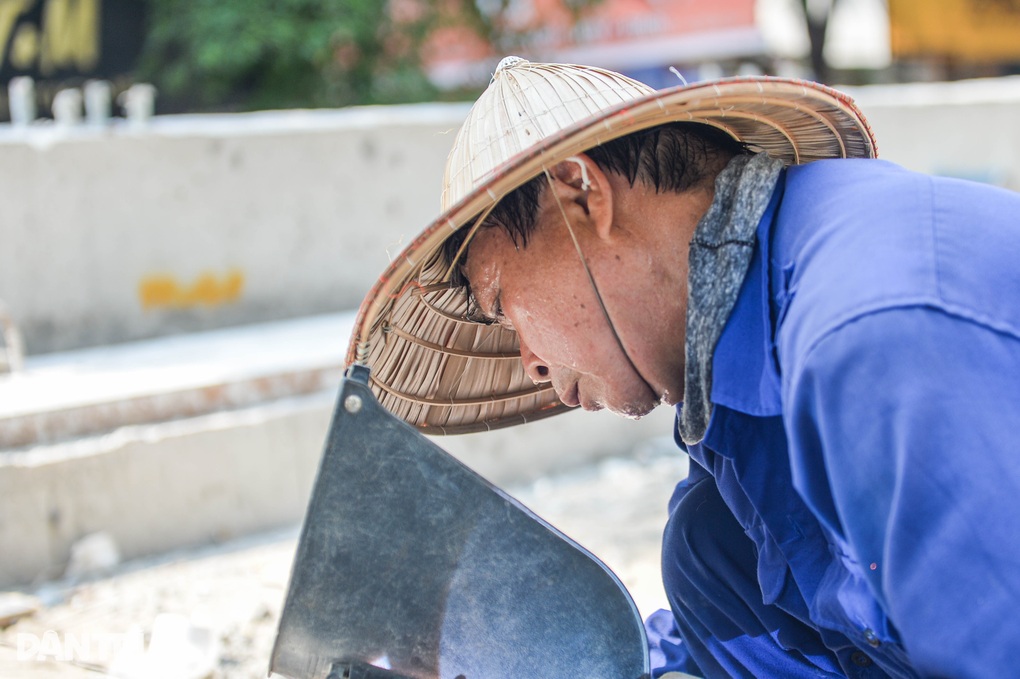 Hà Nội: Công nhân chống chọi nắng nóng, gấp rút hoàn thiện cầu vượt chữ C - 8 Hà Nội: Công nhân chống chọi nắng nóng, gấp rút hoàn thiện cầu vượt chữ C - 8