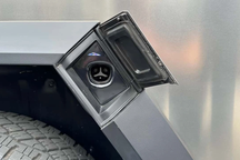 Xe bán tải điện Tesla Cybertruck lộ nội thất và cổng sạc ở vị trí "độc lạ"