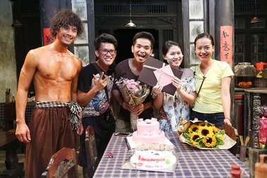 Hồng Ánh tổ chức sinh nhật cho Ngọc Thanh Tâm trên phim trường