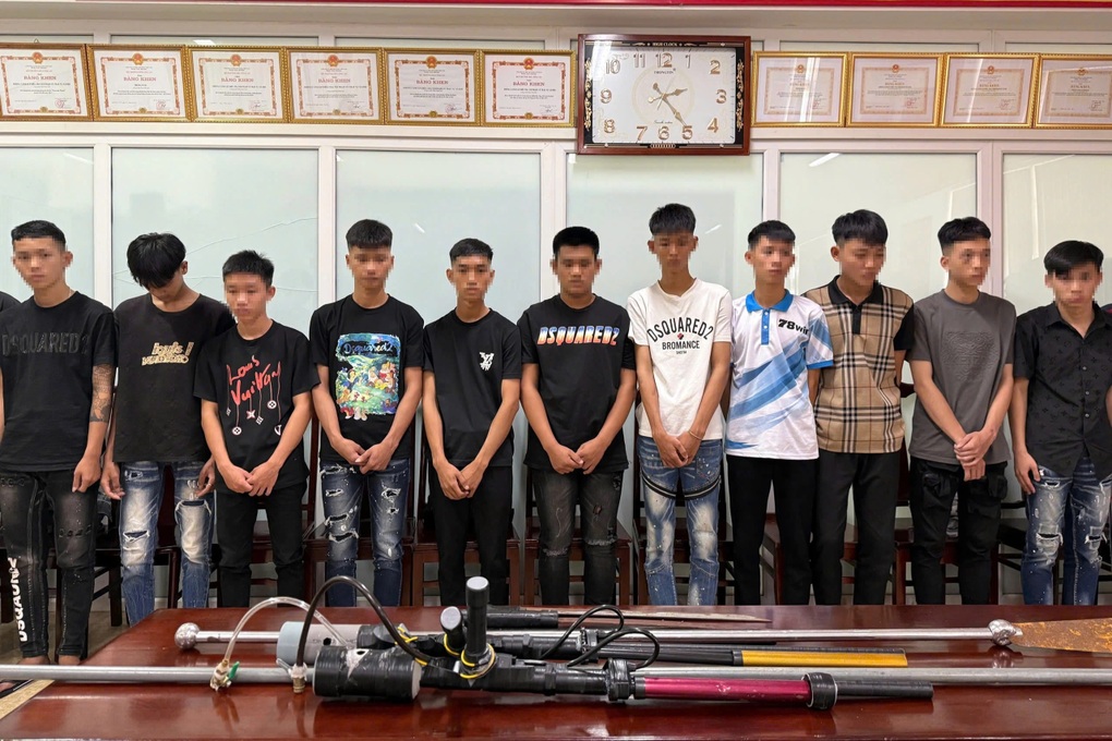 Nhóm thanh, thiếu niên cầm kiếm “dạo phố”, quay video đăng TikTok - 1 Nhóm thanh, thiếu niên cầm kiếm “dạo phố”, quay video đăng TikTok