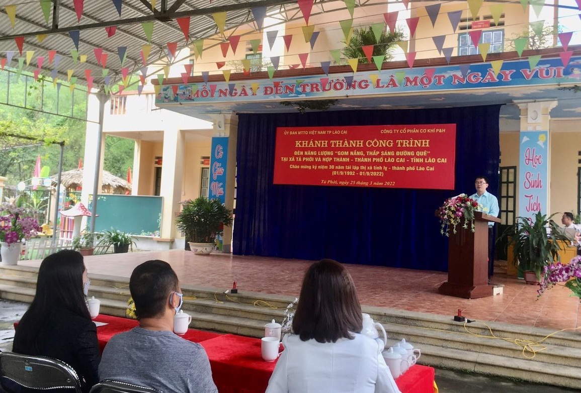 Lào Cai: Khánh thành công trình đèn năng lượng Gom nắng, thắp sáng đường quê - 2 Lào Cai: Khánh thành công trình đèn năng lượng Gom nắng, thắp sáng đường quê - 2