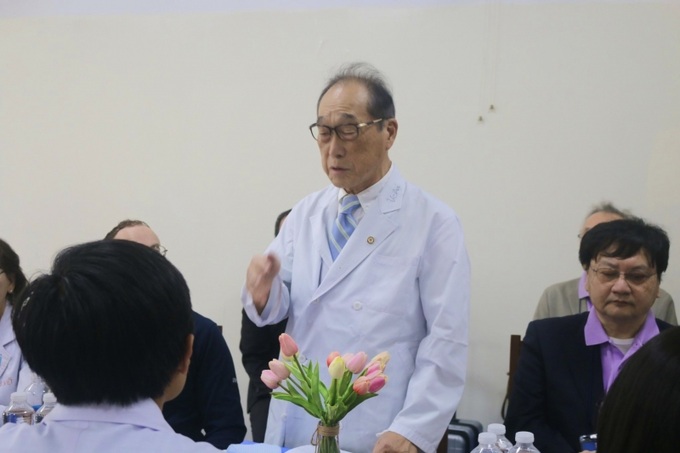 Giáo sư Takeshi Uchiyama phát biểu tại buổi làm việc