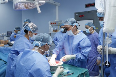 Từ thử thách "mượn tay" đến ca mổ đầu tiên trên thế giới của bác sĩ Việt