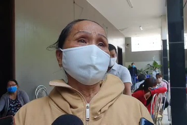 Mẹ của Thiếu tá Đặng Thanh Tuấn tiếc thương con trong nước mắt