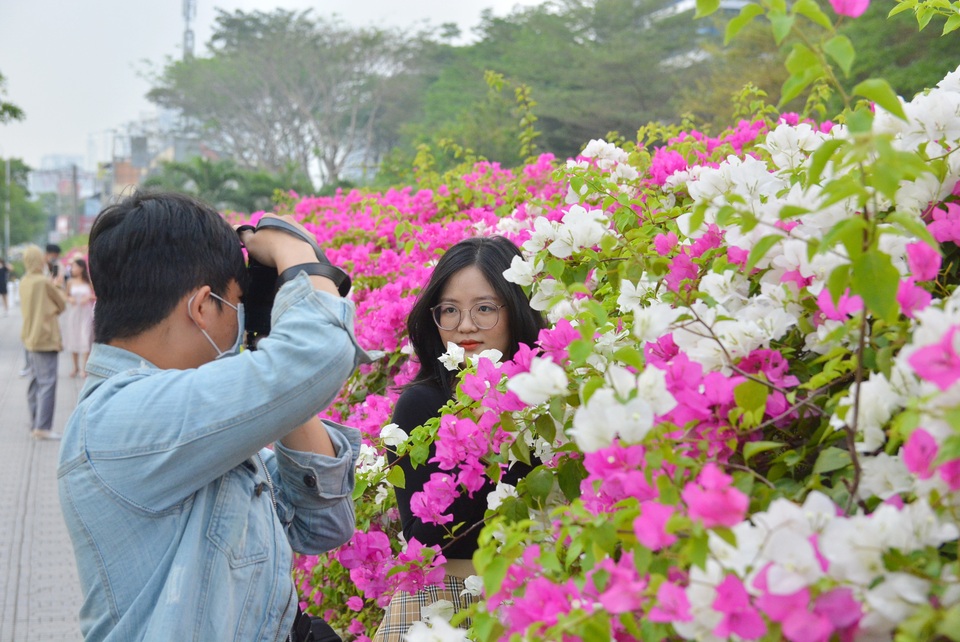 Giới trẻ tha hồ sống ảo bên tường hoa giấy cực đẹp ở Sài Gòn - 8 Giới trẻ tha hồ sống ảo bên tường hoa giấy cực đẹp ở Sài Gòn - 8