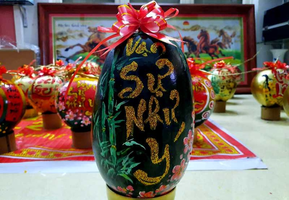 Thầy giáo 8X “gây sốt” bằng vẽ thư pháp trên mâm ngũ quả ngày Tết - 16 Thầy giáo 8X “gây sốt” bằng vẽ thư pháp trên mâm ngũ quả ngày Tết - 16