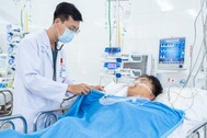 Vụ xe khách lao xuống vực, 15 người thương vong: Xuyên đêm cấp cứu nạn nhân