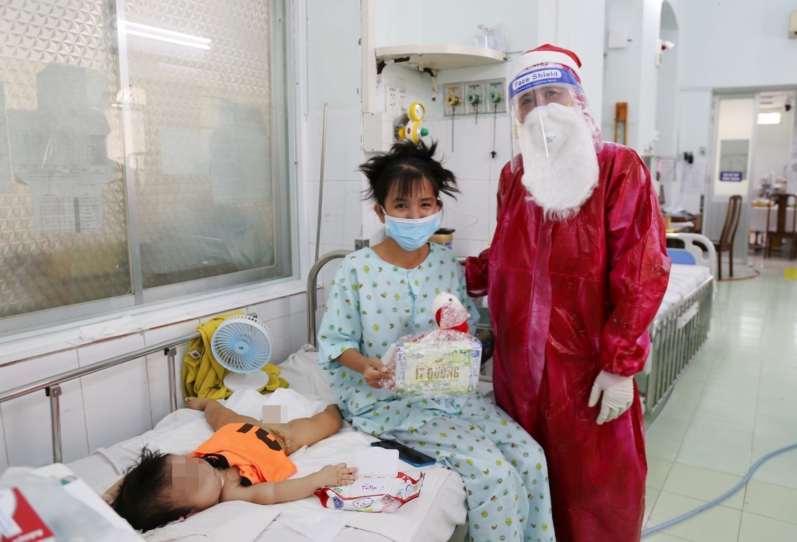Ông già Noel F0 mặc đồ bảo hộ phát quà cho trẻ em điều trị Covid-19 - 4 Ông già Noel F0 mặc đồ bảo hộ phát quà cho trẻ em điều trị Covid-19 - 4