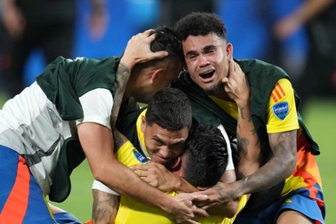 10 người Colombia hạ gục Uruguay, tiến vào chung kết Copa America