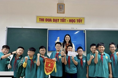 Cô giáo Nghệ An xúc động khi nhận "giấy khen" đặc biệt từ học trò