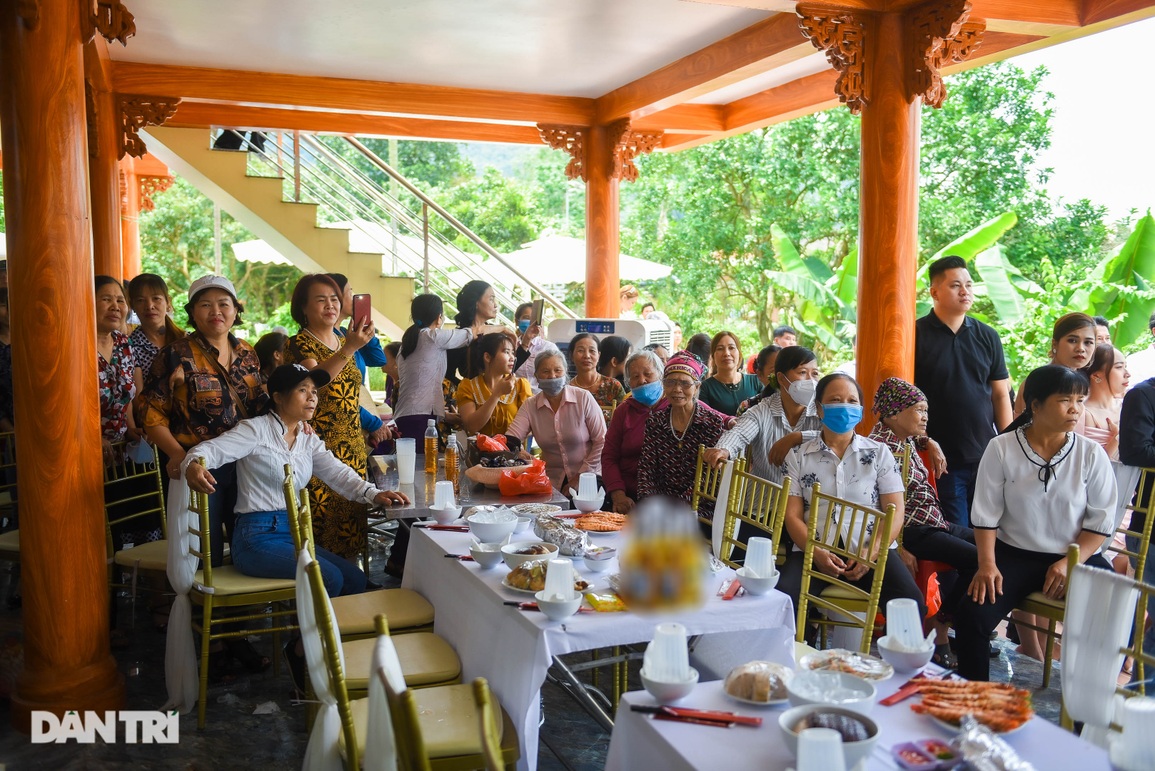 Đám cưới Mạc Văn Khoa: NSND Tự Long về dự, cô dâu đeo vàng trĩu cổ - 13 Đám cưới Mạc Văn Khoa: NSND Tự Long về dự, cô dâu đeo vàng trĩu cổ - 13