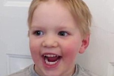 Hài hước phản ứng của cậu bé cắt tóc hỏng