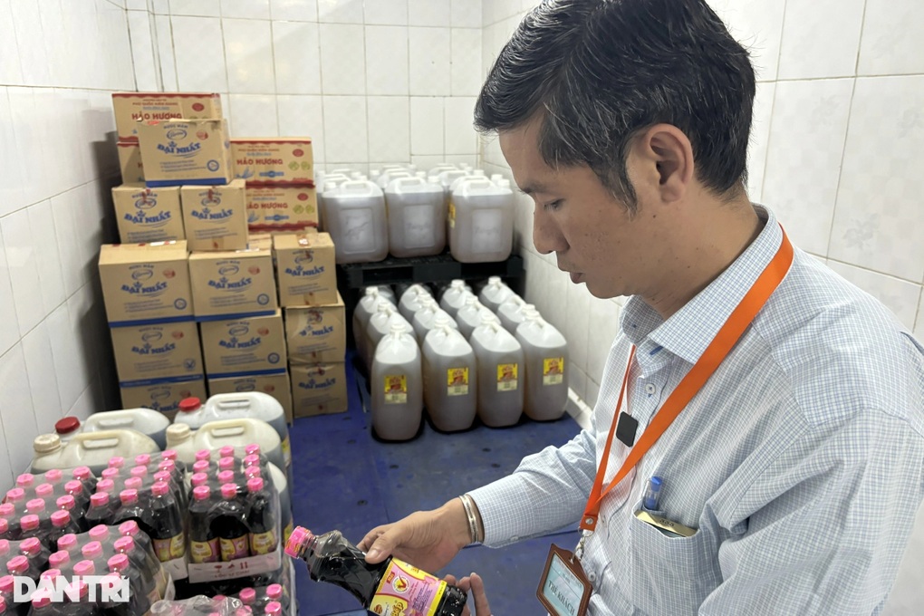 Trưởng đoàn kiểm tra bất ngờ với suất cơm sạch có đùi gà, giá 25.000 đồng - 4 Trưởng đoàn kiểm tra bất ngờ với suất cơm sạch có đùi gà, giá 25.000 đồng - 4