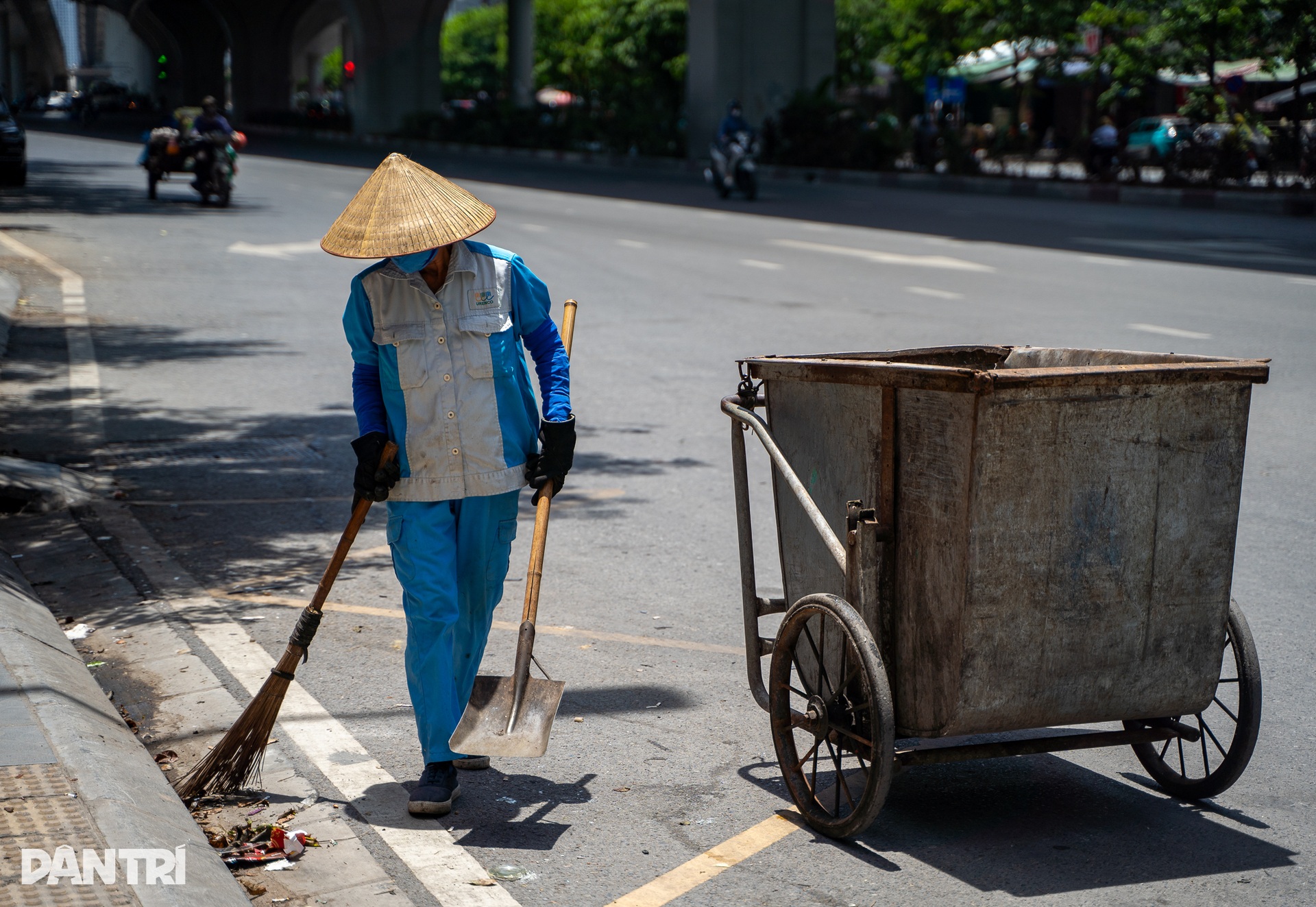 Hà Nội: Người lao động oằn mình mưu sinh dưới cái nắng như thiêu đốt - 8 Hà Nội: Người lao động oằn mình mưu sinh dưới cái nắng như thiêu đốt - 8