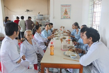 Bệnh nhân điều trị xuyên Tết tại các bệnh viện sẽ được hỗ trợ bữa ăn miễn phí