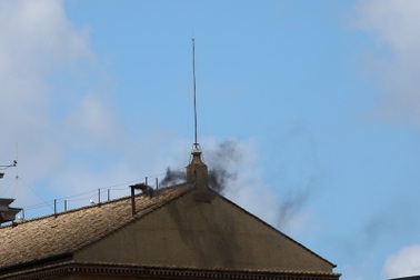 Khói đen bốc lên từ nhà nguyện Vatican, vẫn chưa bầu được Giáo hoàng mới