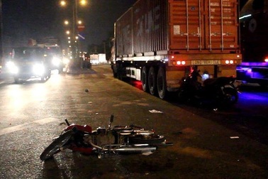 Tên trộm lao thẳng vào xe container sau khi trộm xe máy