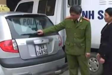 Nữ tài xế taxi hất Thanh tra giao thông lên nắp capô