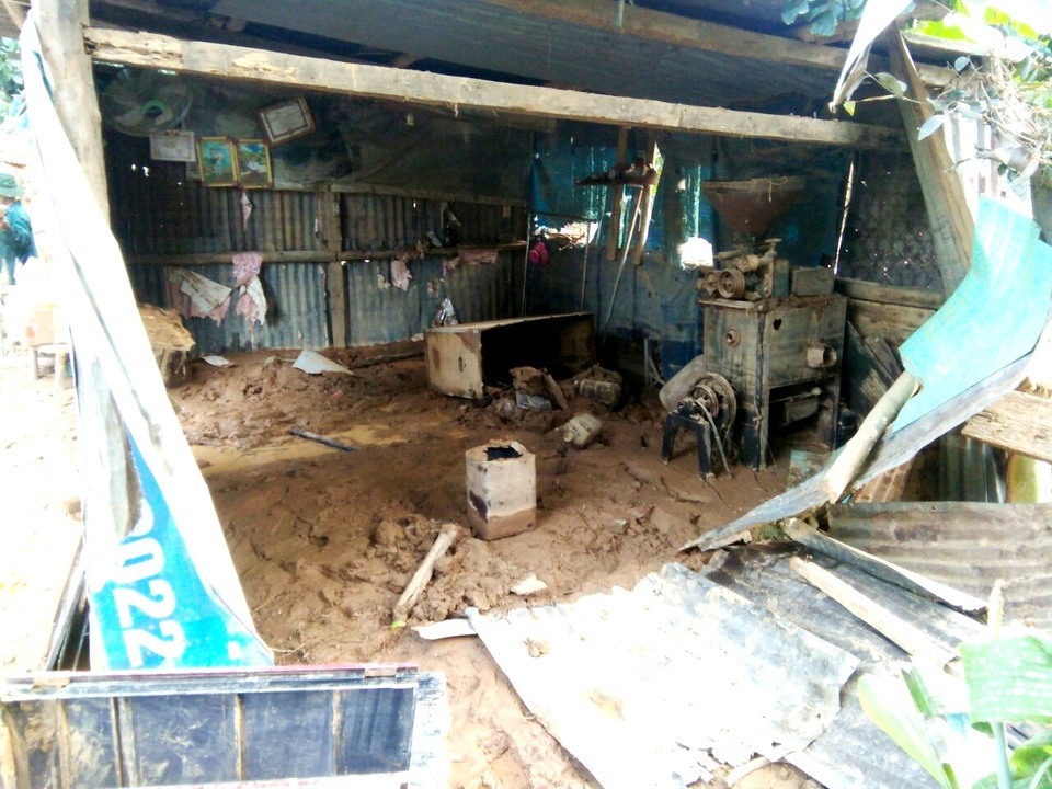 Phóng viên Dân trí cõng muối, gạo hỗ trợ dân tộc Cơ Tu bị lũ quét mất nhà - 1 Phóng viên Dân trí cõng muối, gạo hỗ trợ dân tộc Cơ Tu bị lũ quét mất nhà - 1