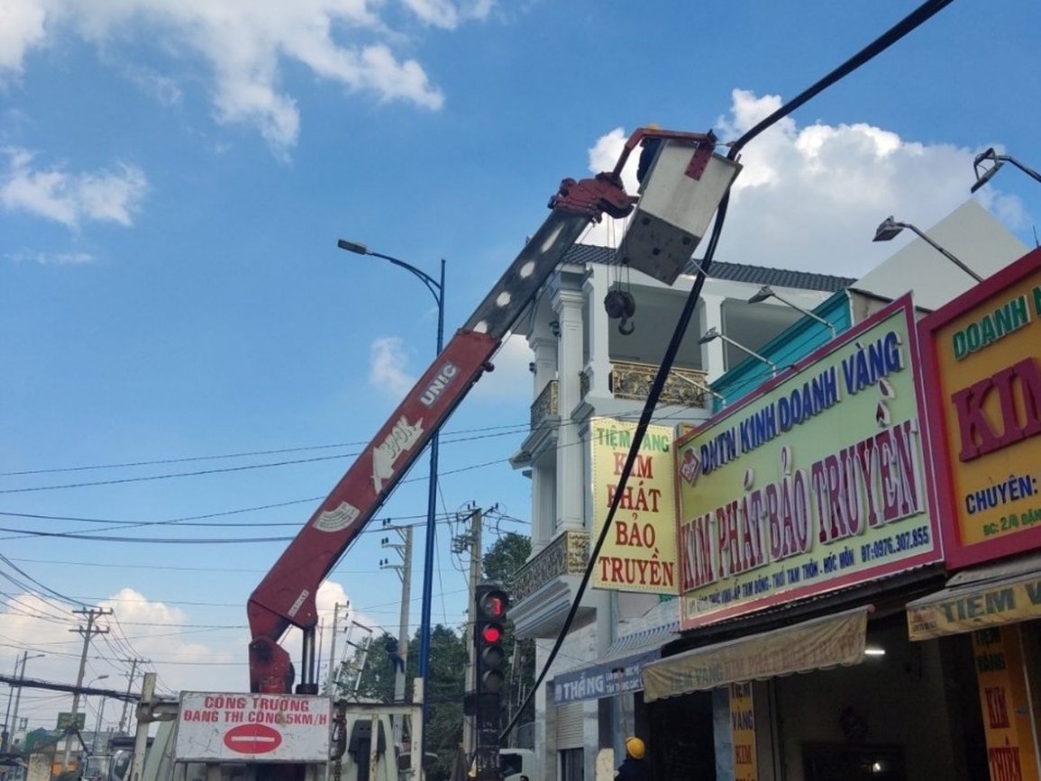 Nhiều khó khăn khi thi công đường lưới điện mở rộng đường Đặng Thúc Vịnh - 4 Nhiều khó khăn khi thi công đường lưới điện mở rộng đường Đặng Thúc Vịnh - 4