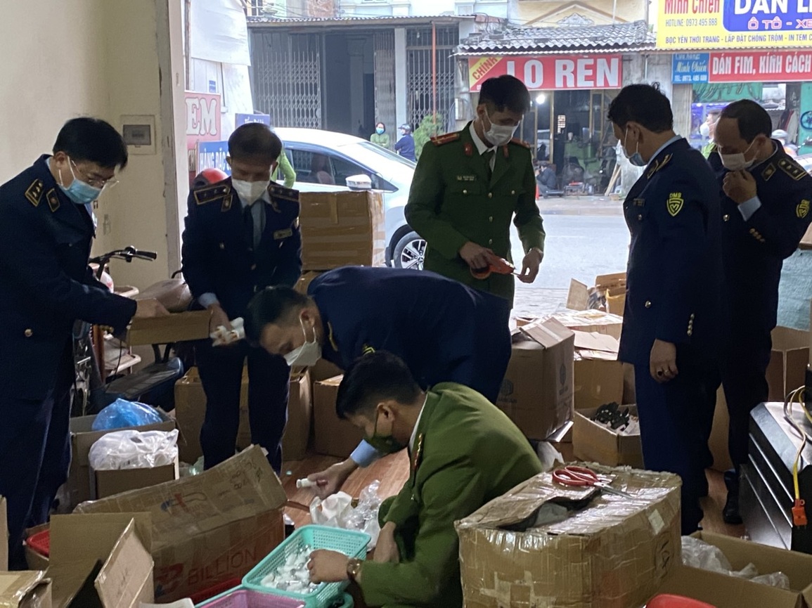 Người phụ nữ mua nguyên liệu, máy móc về sản xuất mỹ phẩm giả đồ ngoại - 1 Người phụ nữ mua nguyên liệu, máy móc về sản xuất mỹ phẩm giả đồ ngoại - 1