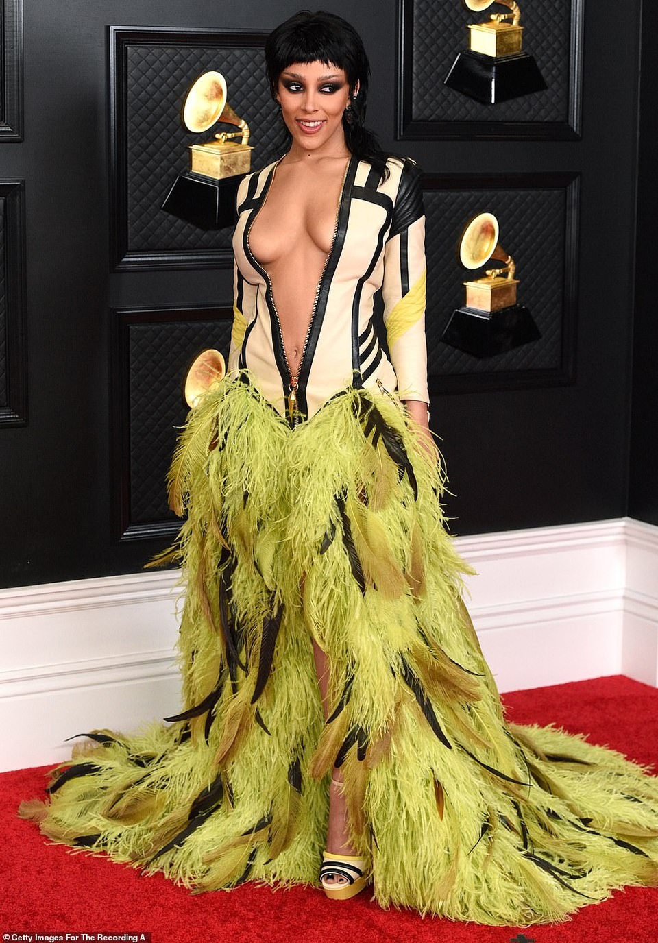 Choáng với váy hở bạo của Doja Cat trên thảm đỏ Grammy - 2 Choáng với váy hở bạo của Doja Cat trên thảm đỏ Grammy - 2