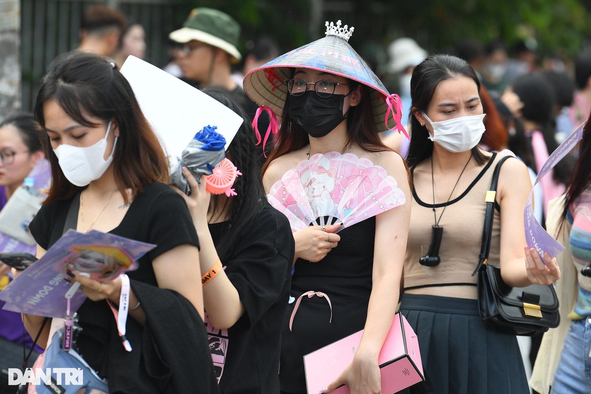 Vượt đường xa, fan Blackpink kéo theo vali đến sân vận động Mỹ Đình từ sớm - 3 Vượt đường xa, fan Blackpink kéo theo vali đến sân vận động Mỹ Đình từ sớm - 3