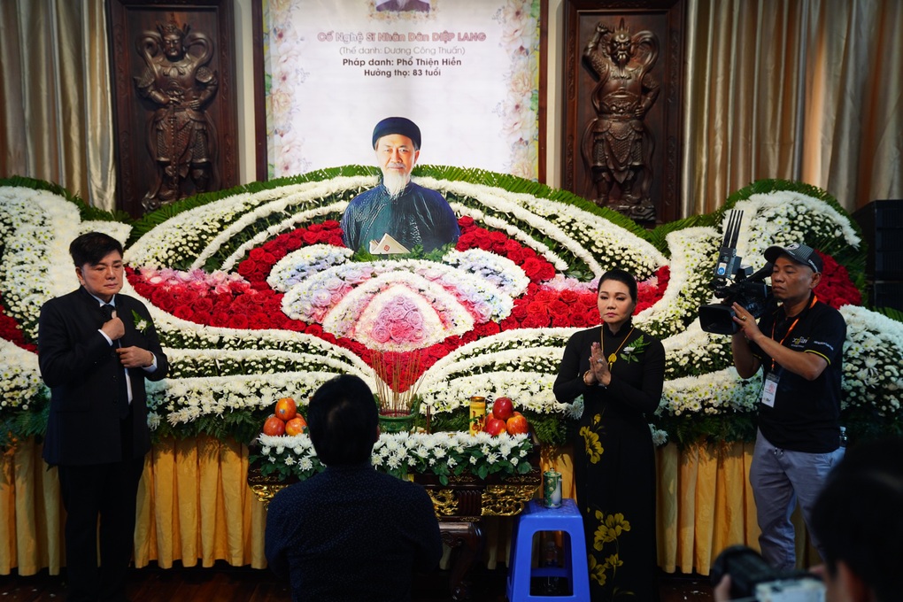NSƯT Thoại Mỹ khóc nấc, kể về lần cuối gặp mặt NSND Diệp Lang - 3 NSƯT Thoại Mỹ khóc nấc, kể về lần cuối gặp mặt NSND Diệp Lang - 3