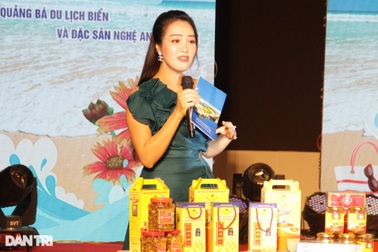 Á hậu Thụy Vân ăn đặc sản cá cơm trong chương trình Talk show