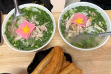 Quán phở gà “yêu nước” gây sốt dịp Quốc khánh 2/9 ở Hà Nội