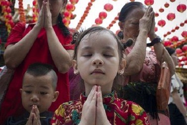 Người dân châu Á náo nức đi chùa đầu năm để cầu may