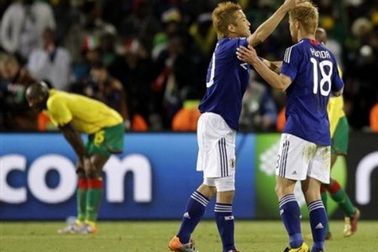 Nhật Bản chiến thắng do Cameroon tự khuất phục