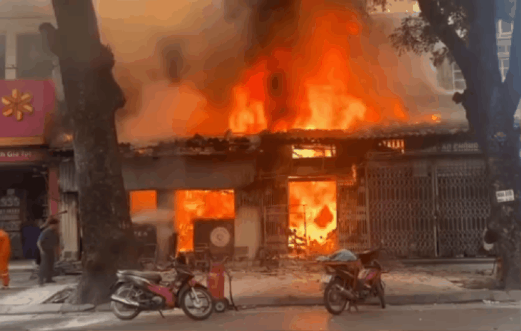 Nhà dân bốc cháy ngùn ngụt trên phố Lò Đúc ở Hà Nội - 1 Nhà dân bốc cháy ngùn ngụt trên phố Lò Đúc ở Hà Nội - 1