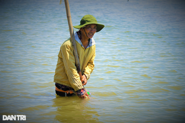 Ngâm nước, đội nắng nóng đi giật lùi mưu sinh