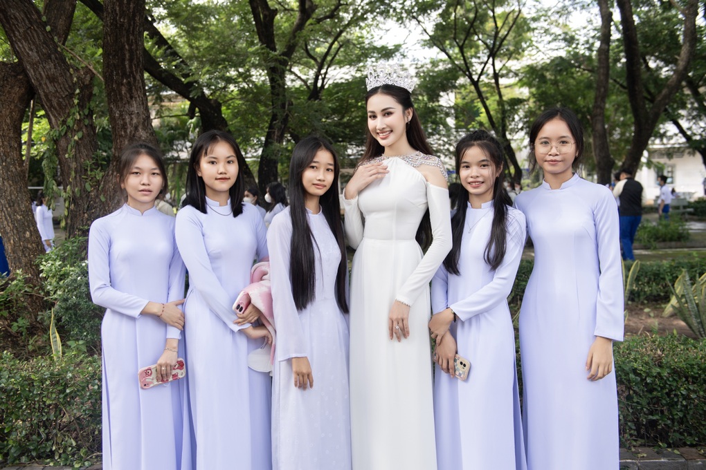 Hoa khôi Đoàn Hồng Trang phủ nhận là đại gia ngầm - 1 Hoa khôi Đoàn Hồng Trang phủ nhận là đại gia ngầm - 1