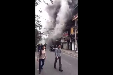 Khói lửa mù mịt trong vụ cháy nhà trên phố Bát Đàn