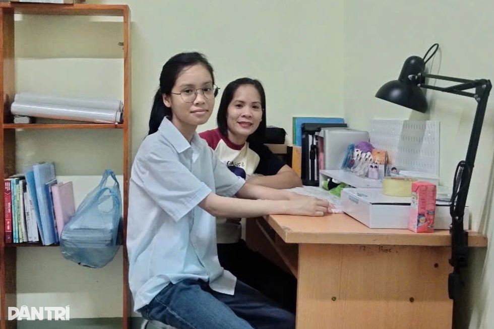 Nụ cười hạnh phúc của người mẹ góa trong tổ ấm vững chãi