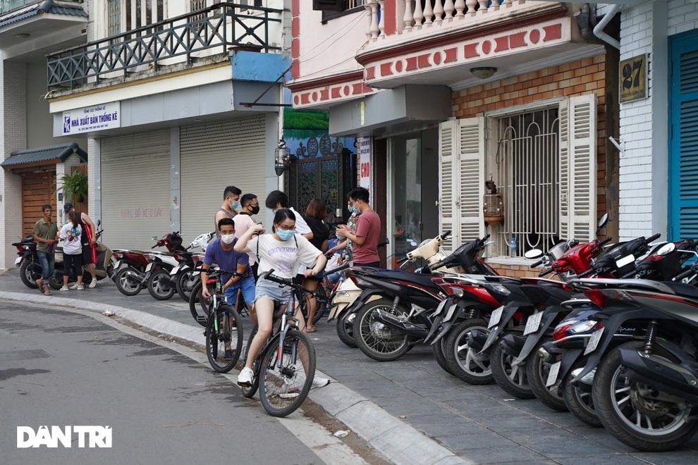 Hồ Gươm bị cấm, dân Hà Nội đổ ra chật kín đường ven hồ Tây đạp xe, chạy bộ - 7 Hồ Gươm bị cấm, dân Hà Nội đổ ra chật kín đường ven hồ Tây đạp xe, chạy bộ - 7
