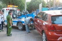 Chủ phương tiện vi phạm có được mặc cả phí cẩu, kéo xe không?