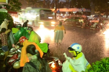 TPHCM: Vất vả rời thành phố trong trời mưa tầm tã