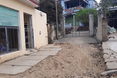 Vụ bất ngờ bị hàng xóm bịt lối đi: Kháng nghị giám đốc thẩm, tạm đình chỉ thi hành án!