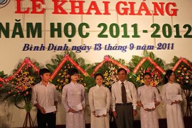 ĐH Quy Nhơn trao học bổng cho 5 tân SV