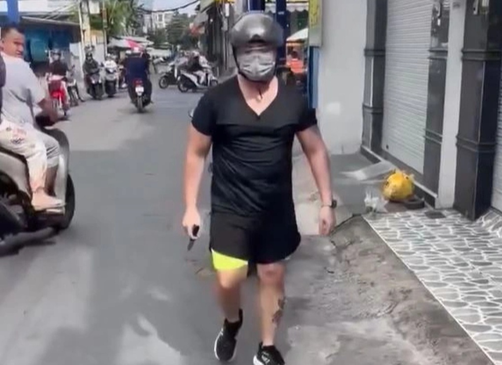 Tạm giữ kẻ cầm dao đe dọa người đi đường ở TPHCM - 1 Tạm giữ kẻ cầm dao đe dọa người đi đường ở TPHCM - 1