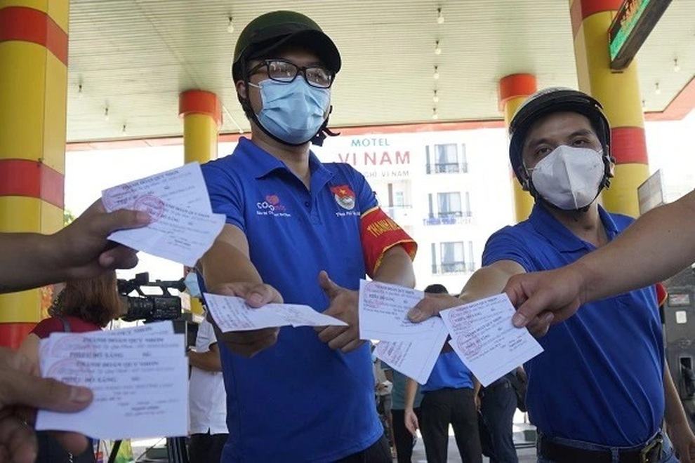 Miễn phí 2.000 lít xăng xanh hỗ trợ tình nguyện viên tham gia chống dịch - 2 Miễn phí 2.000 lít xăng xanh hỗ trợ tình nguyện viên tham gia chống dịch - 2