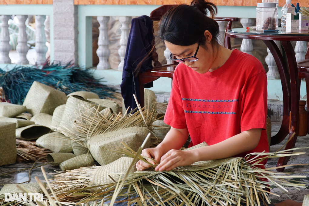 Nghề quanh năm ngồi gảy tay, biến cỏ dại thành hàng hiệu - 2 Nghề quanh năm ngồi gảy tay, biến cỏ dại thành hàng hiệu - 2