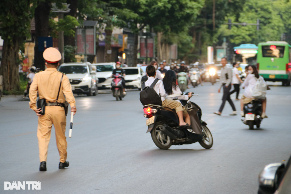 Hàng loạt phụ huynh, học sinh đầu trần phóng xe máy sau giờ tan học - 3 Hàng loạt phụ huynh, học sinh đầu trần phóng xe máy sau giờ tan học - 3