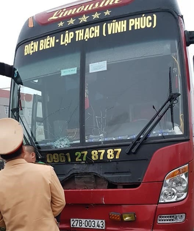 Vụ xe khách lao vào đoàn người đưa tang: Đã có 7 người tử vong, tài xế đã trình diện - Ảnh 1. Vụ xe khách lao vào đoàn người đưa tang: Đã có 7 người tử vong, tài xế đã trình diện - Ảnh 1.